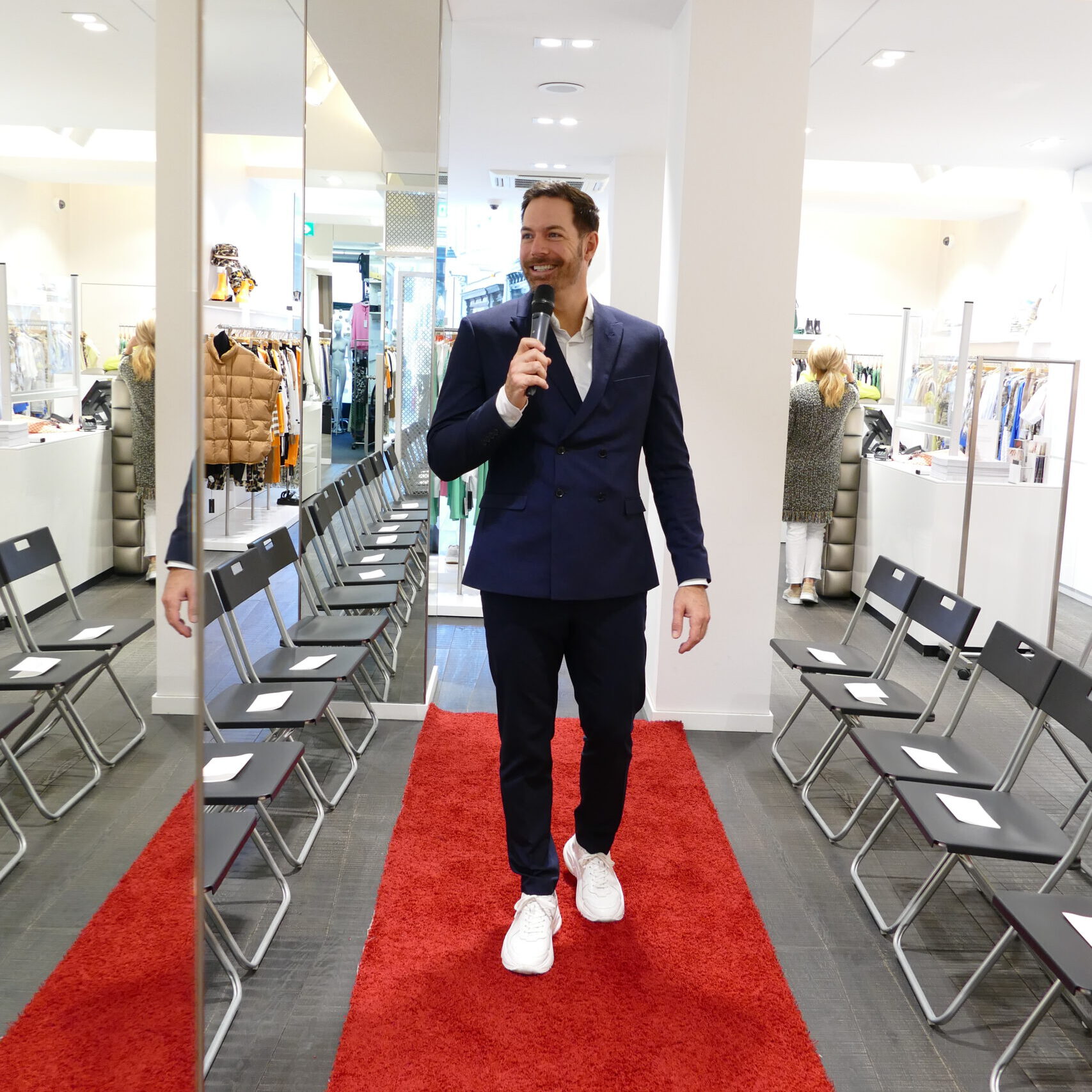Ferry de Graaf als presentator in fashion en retail, onder andere voor Marc Cain